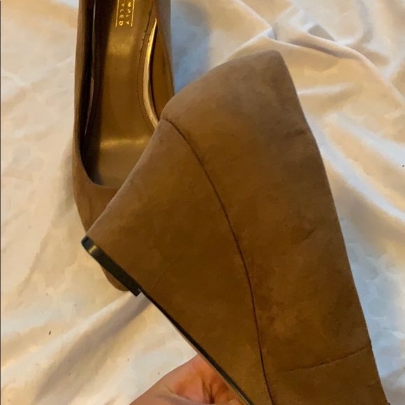 Simply styled brown suede heels - Picture 3 of 7